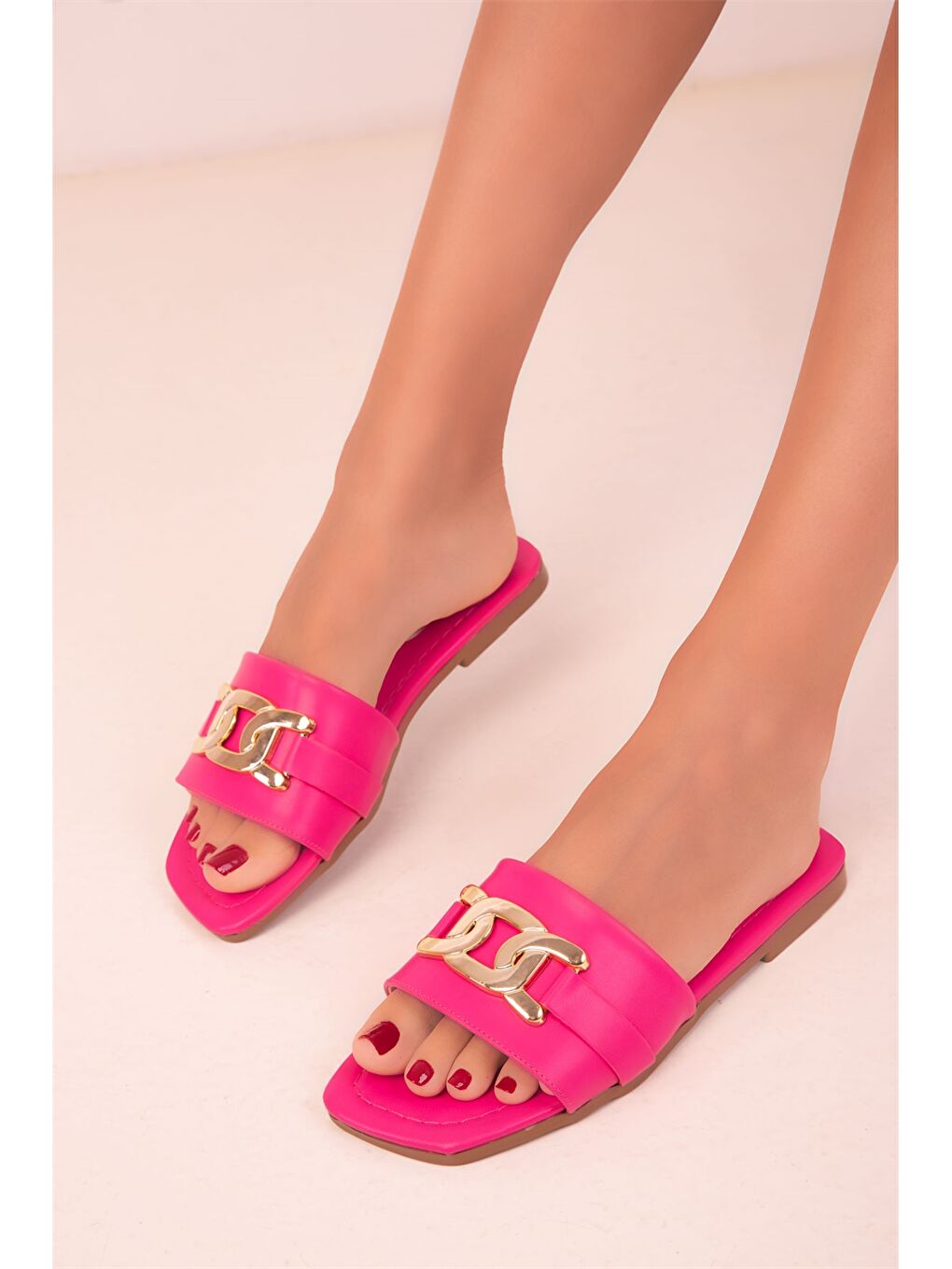 Fuşya Deri Görünümlü Kadın Terlik-2