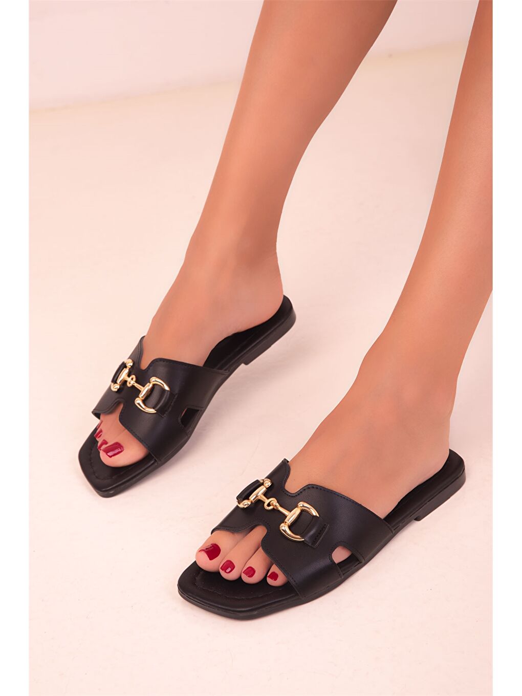 Siyah Deri Görünümlü Kadın Terlik-2