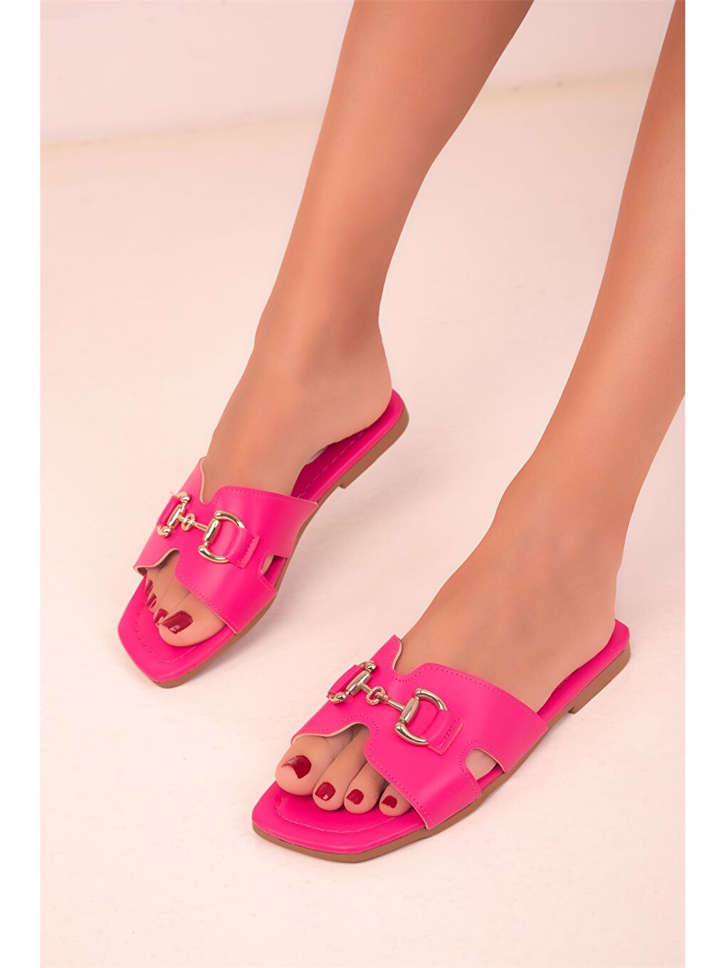 Fuşya Deri Görünümlü Kadın Terlik-2