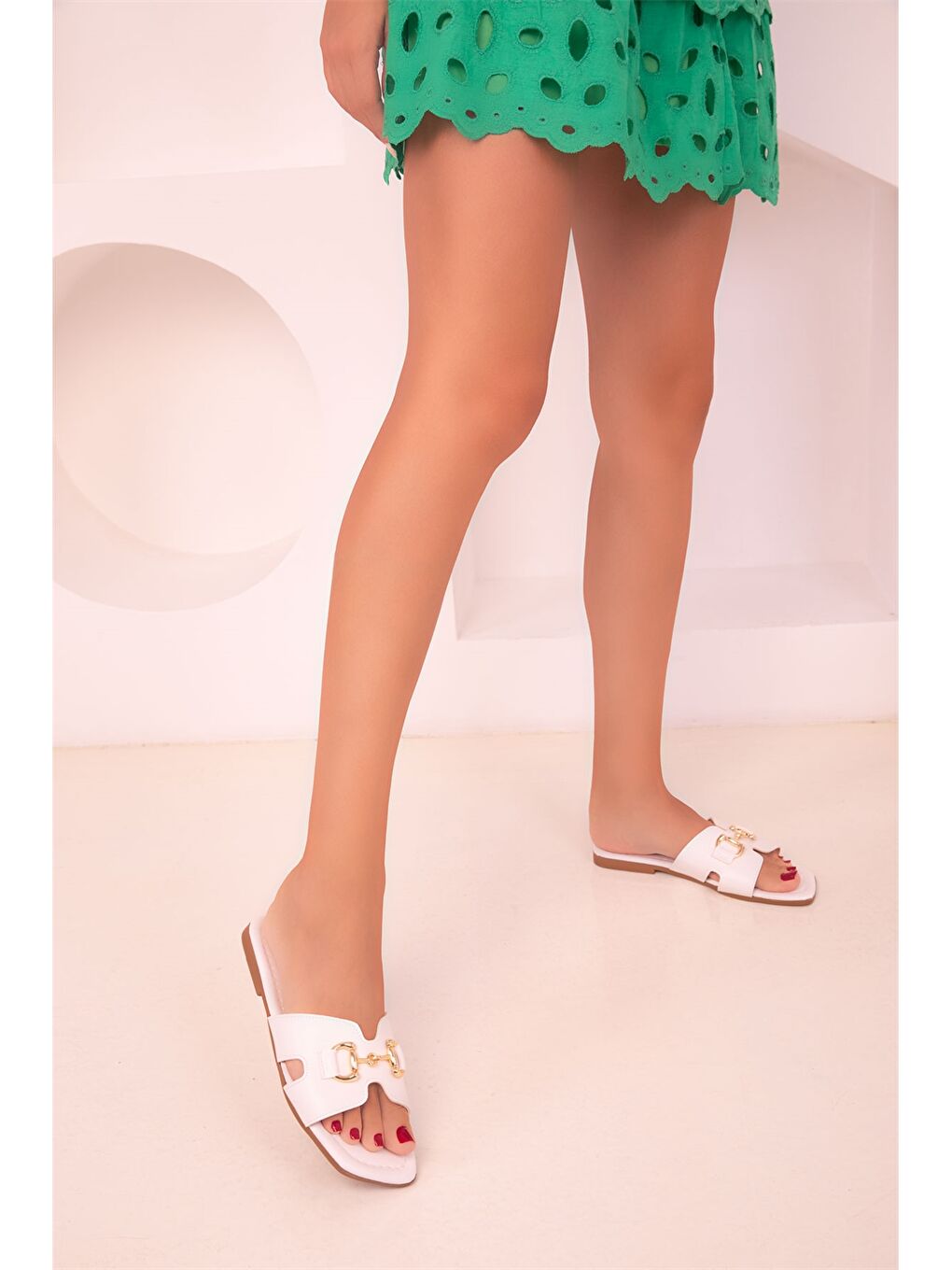 Beyaz Deri Görünümlü Kadın Terlik-2