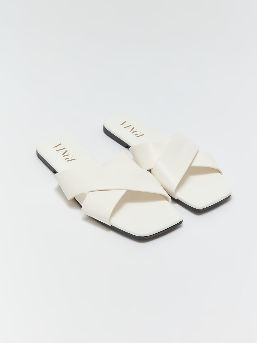 Beyaz Deri Görünümlü Çapraz Bantlı Kadın Terlik