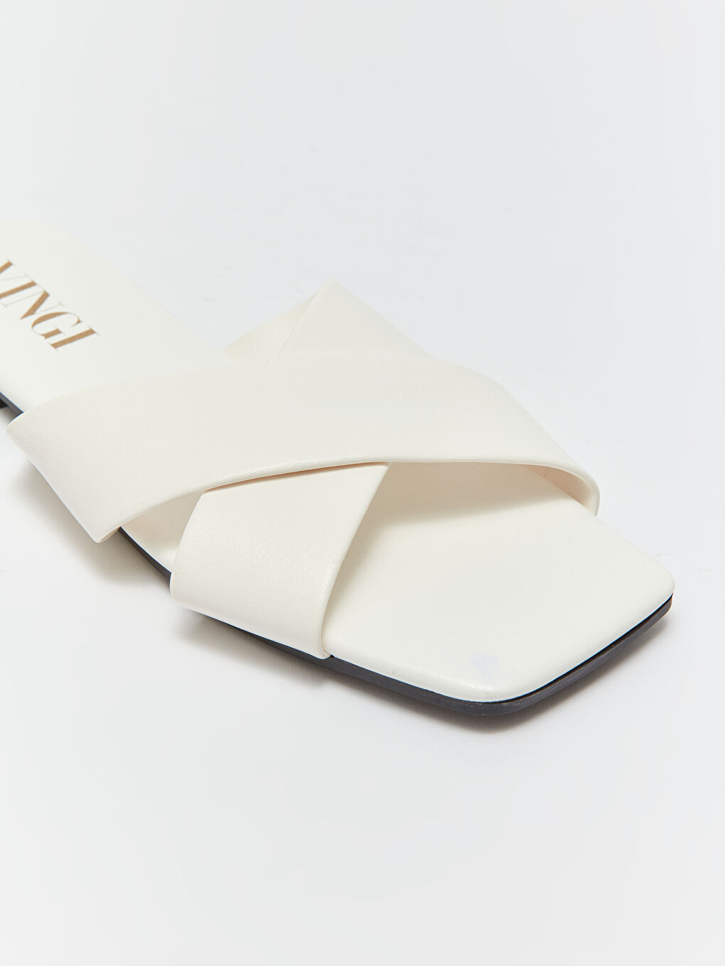 Beyaz Deri Görünümlü Çapraz Bantlı Kadın Terlik-2