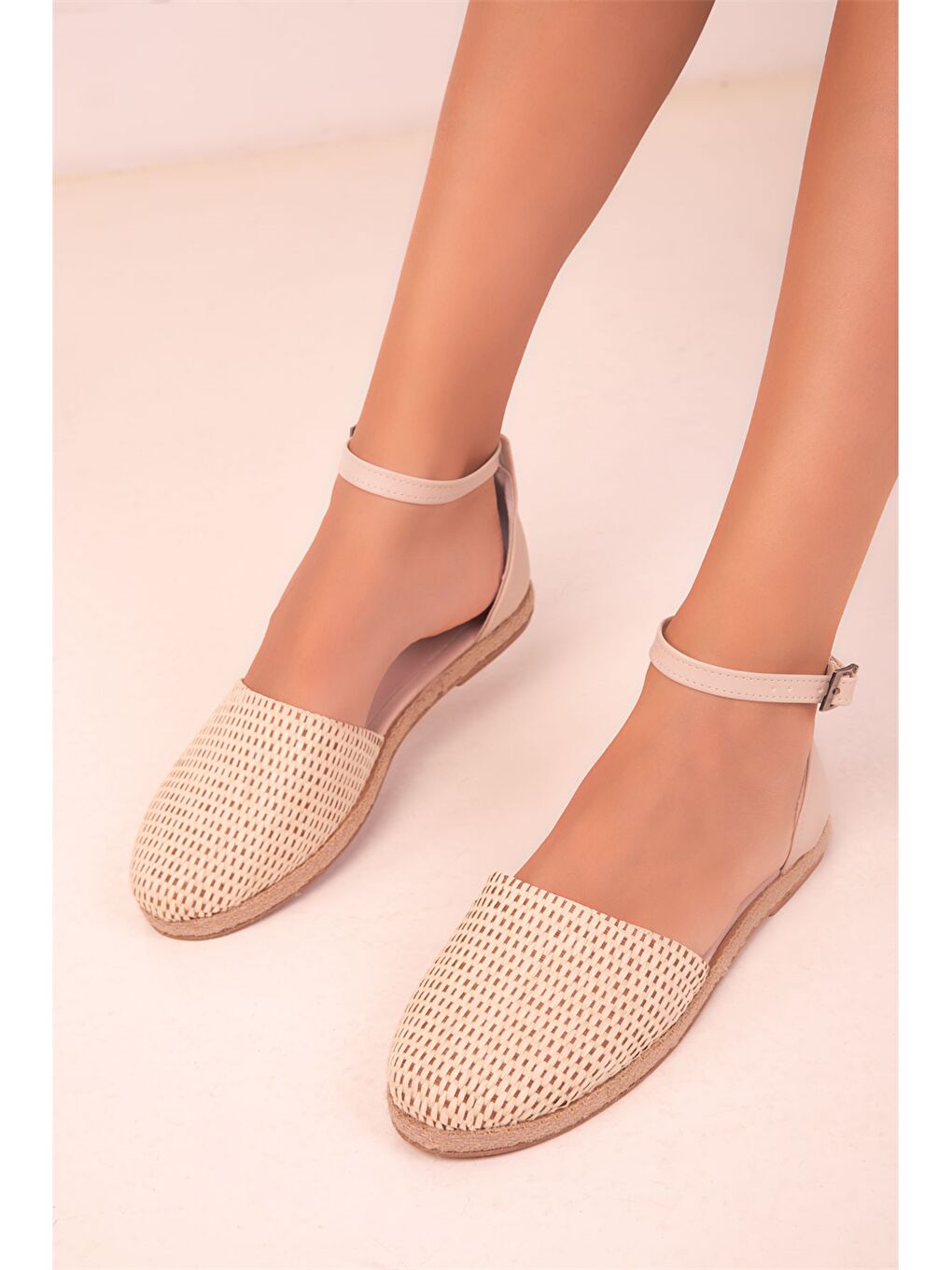 Bej Hasır Önü Kapalı Kadın Sandalet-2