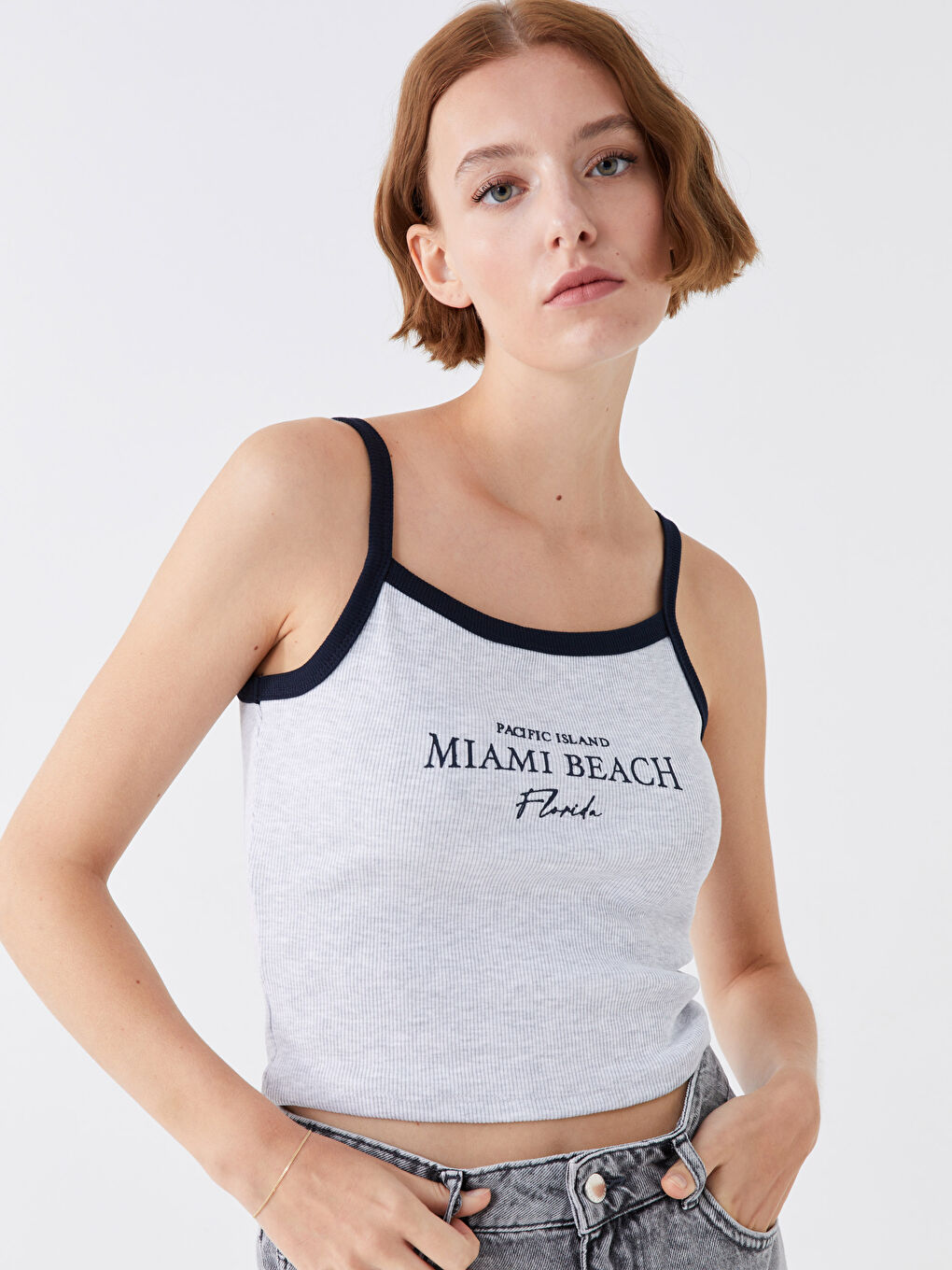 Gri U Yaka Baskılı Askılı Kadın Crop-2