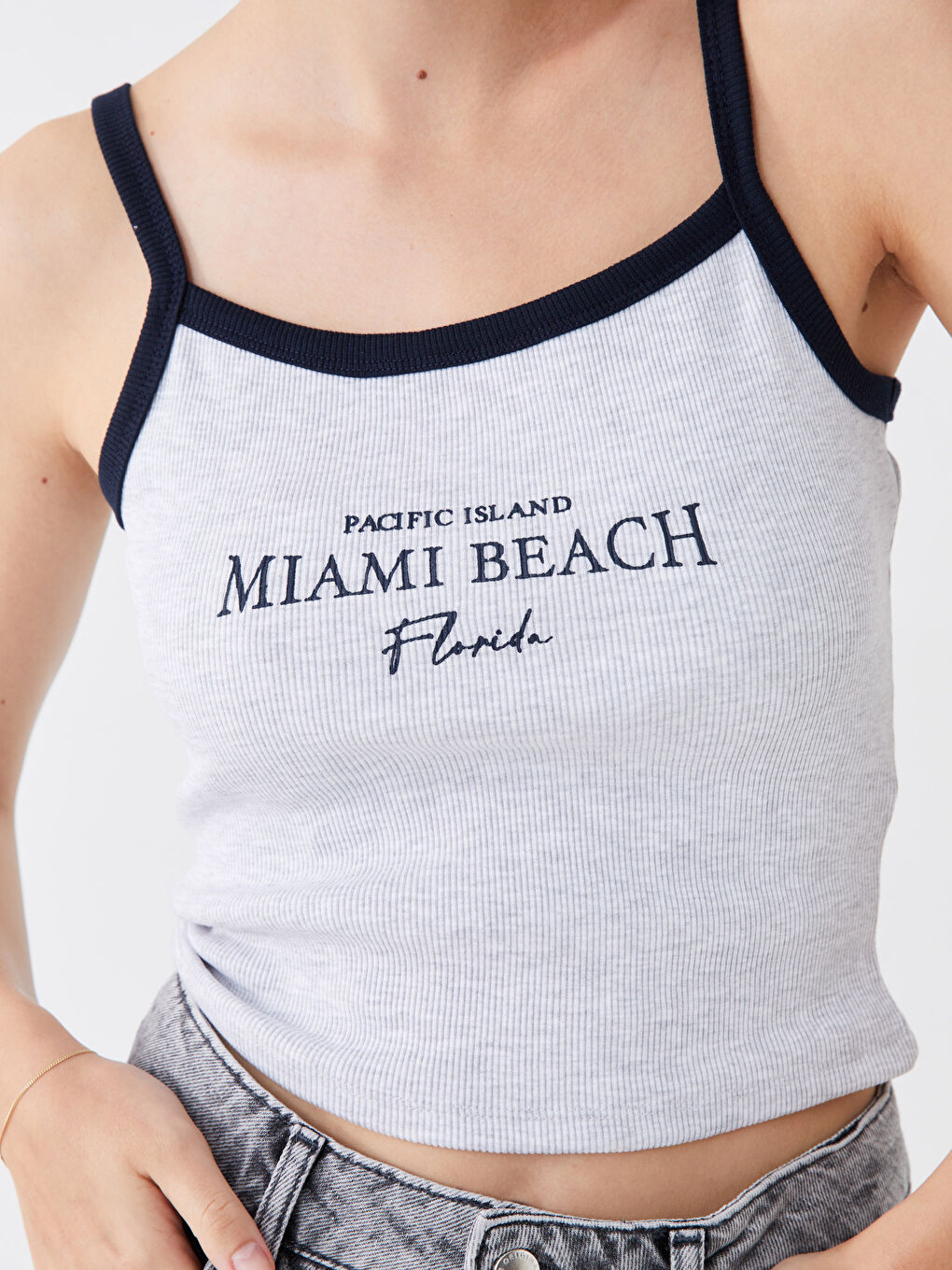 Gri U Yaka Baskılı Askılı Kadın Crop-3