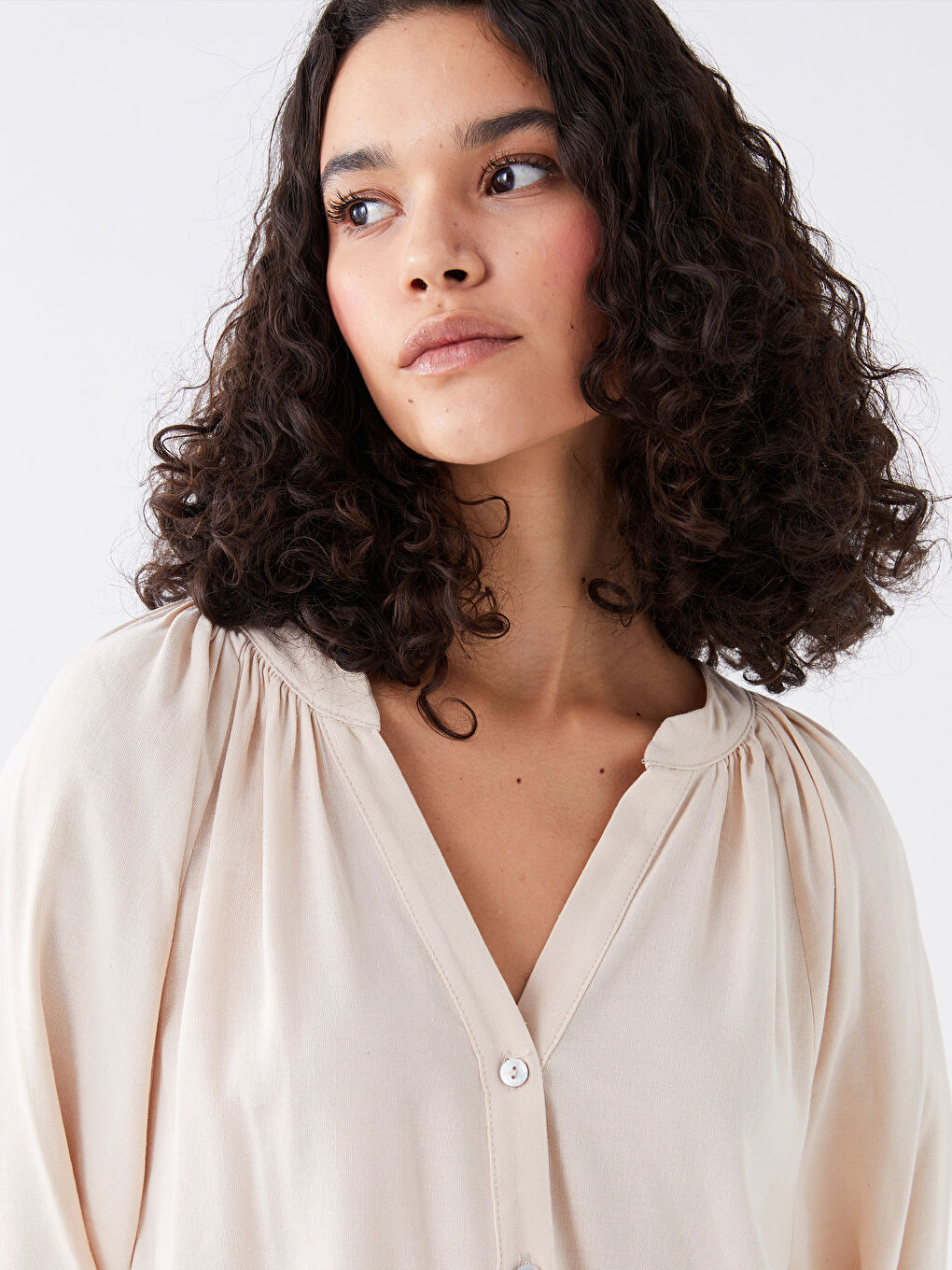 Bej Kaçık Yaka Düz Keten Karışımlı Kadın Bluz-1