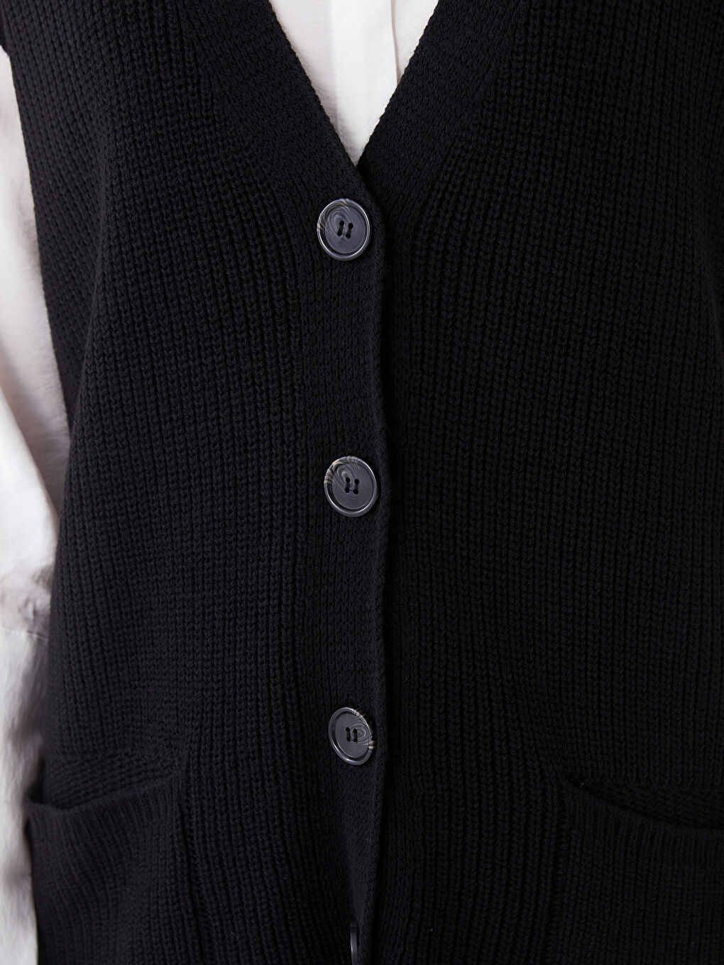 فيست تريكو للسيدات بياقة على شكل حرف V-3