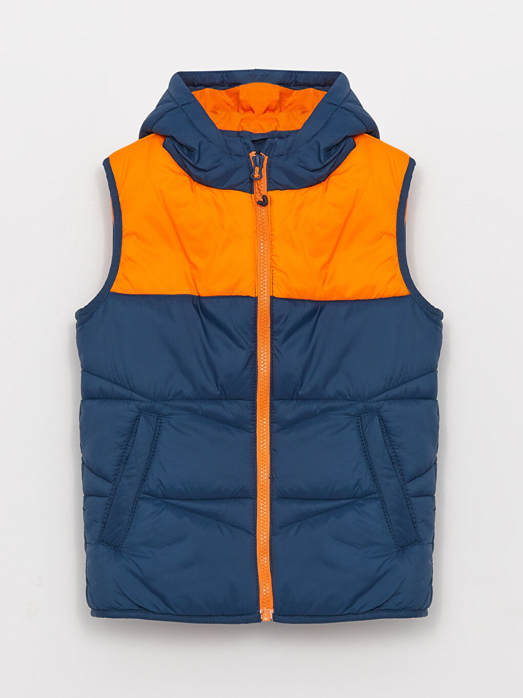 Дутый жилет для мальчика с капюшоном и цветовым блоком