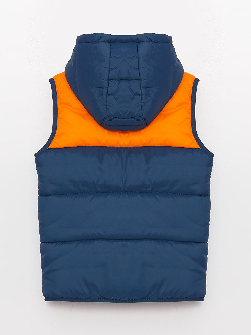 Дутый жилет для мальчика с капюшоном и цветовым блоком-1