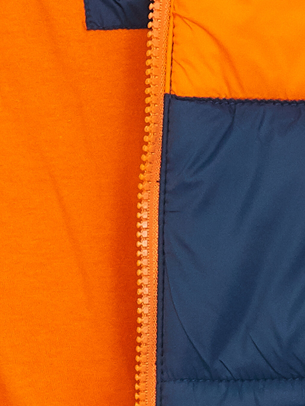 Дутый жилет для мальчика с капюшоном и цветовым блоком-2