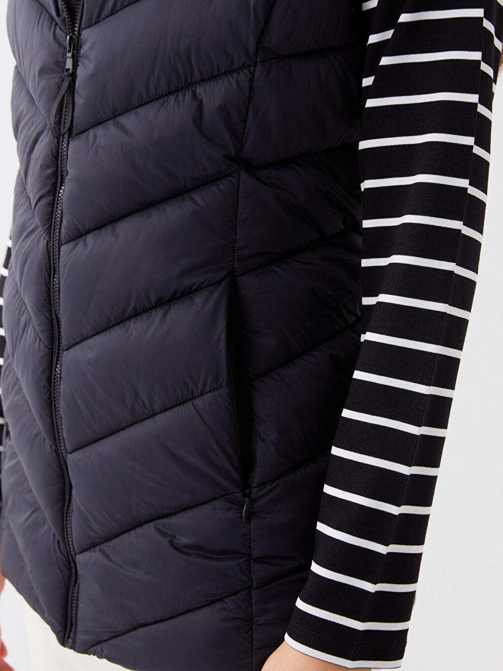 Vestă matlasată simplă cu glugă pentru femei-3