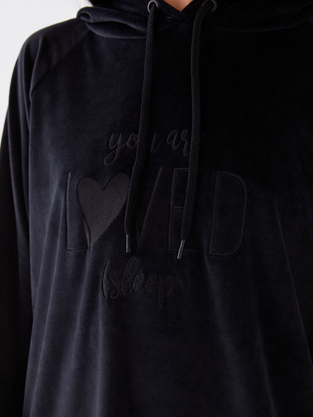 Siyah Kapüşonlu Nakışlı Uzun Kollu Kadife Kadın Pijama Üst-3