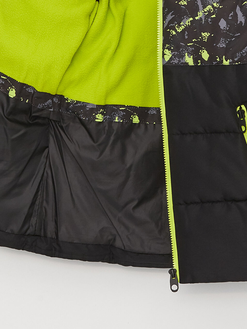 Siyah Kapüşonlu Baskılı Erkek Çocuk Mont-2