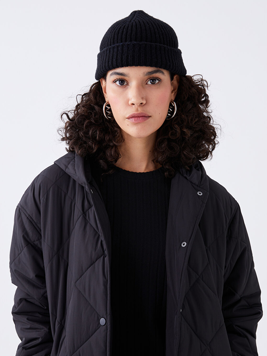 Siyah Kapüşonlu Kapitone Kadın Şişme Mont