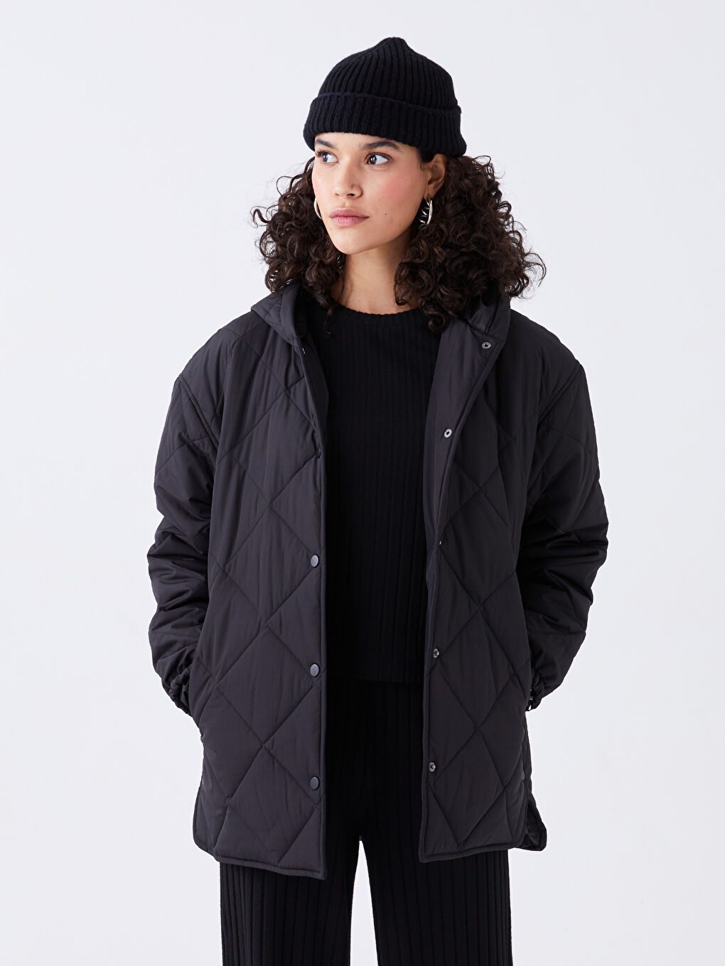 Siyah Kapüşonlu Kapitone Kadın Şişme Mont-1