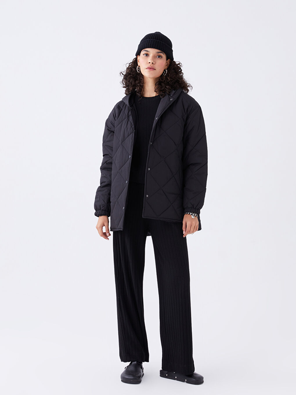 Siyah Kapüşonlu Kapitone Kadın Şişme Mont-2