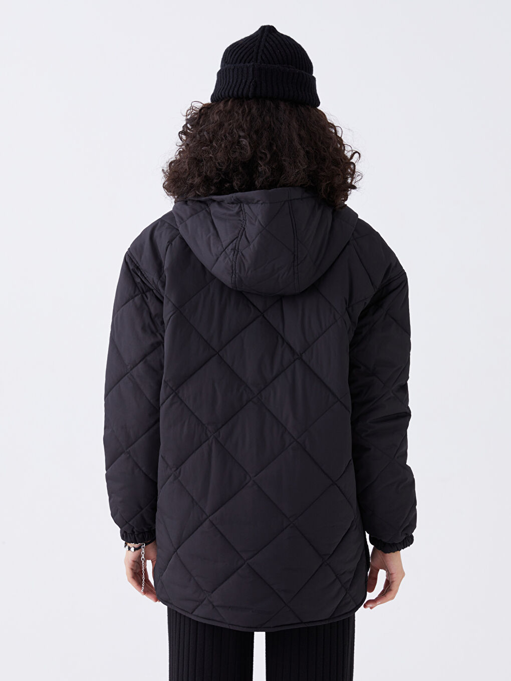 Siyah Kapüşonlu Kapitone Kadın Şişme Mont-5