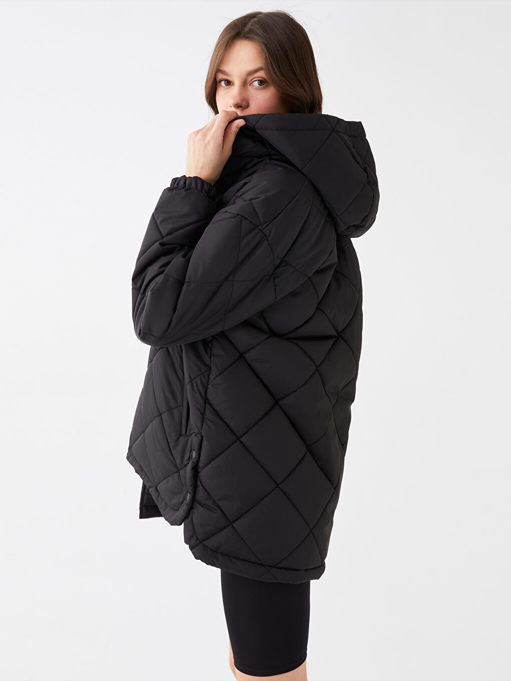 Стёганый пуховик с капюшоном для женщин
