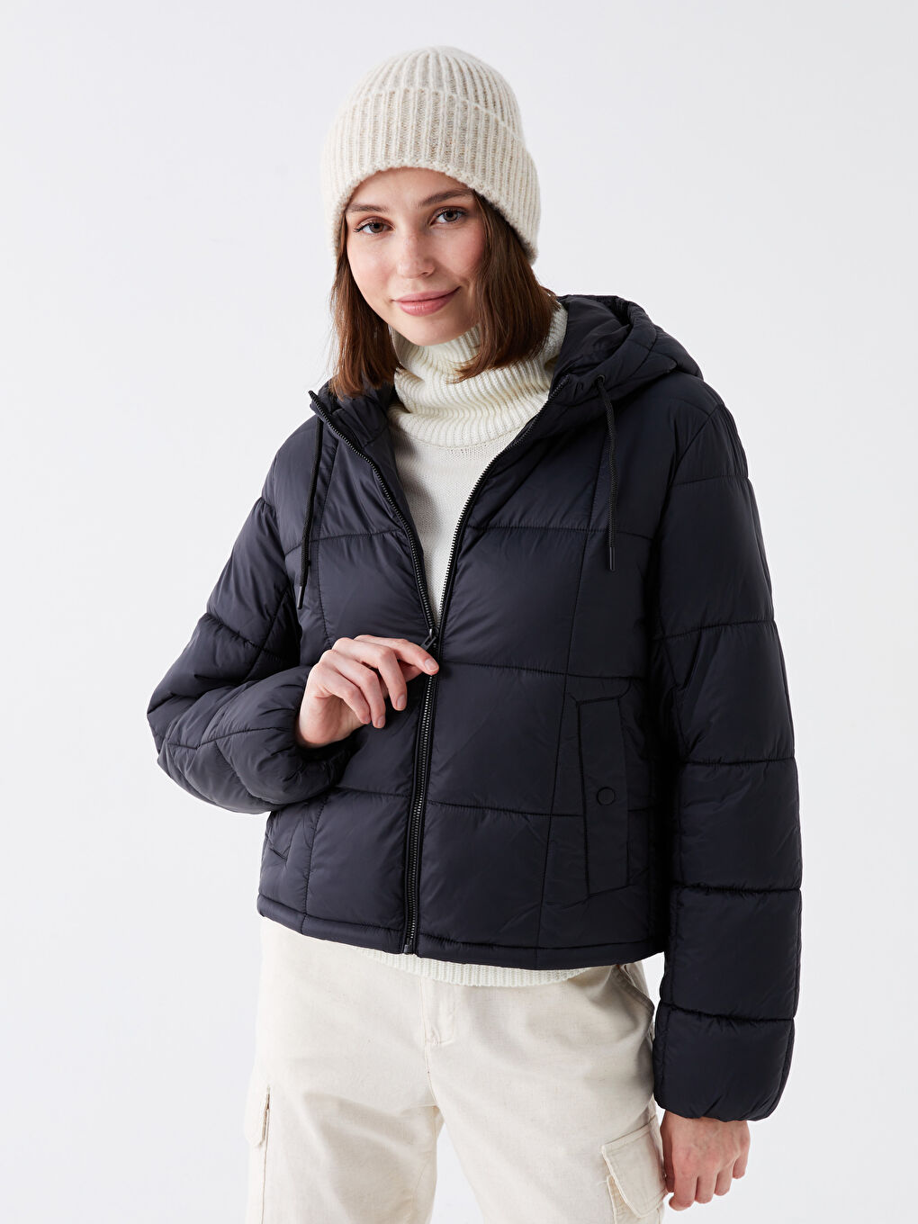 Siyah Kadın Kapüşonlu Düz Şişme Mont