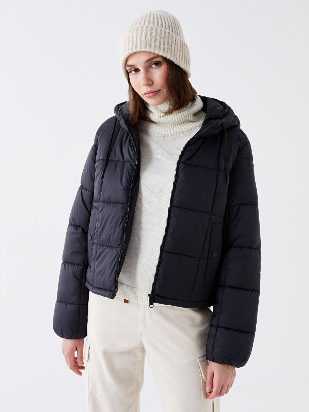 Siyah Kadın Kapüşonlu Düz Şişme Mont-1