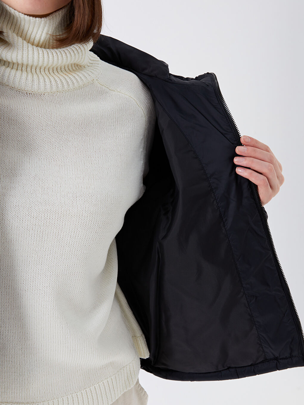 Siyah Kadın Kapüşonlu Düz Şişme Mont-4