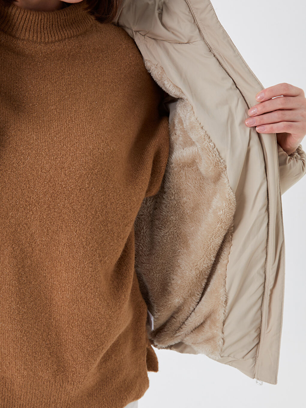 Ekru Kadın Kapüşonlu Düz Şişme Mont-5