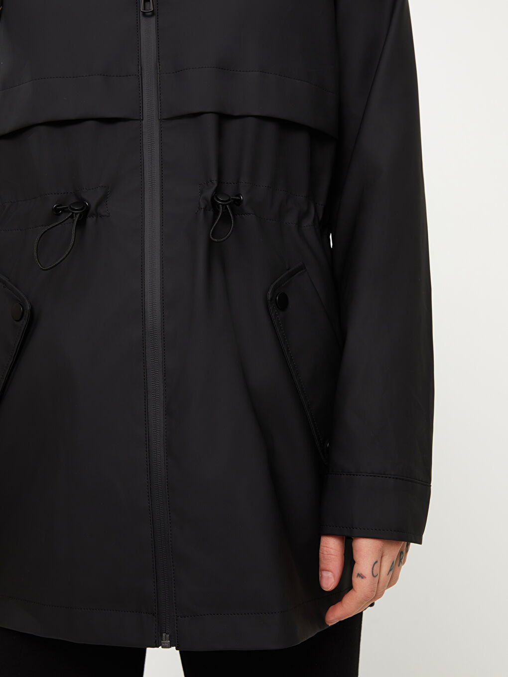 Siyah Kadın Kapüşonlu Düz Yağmurluk-4