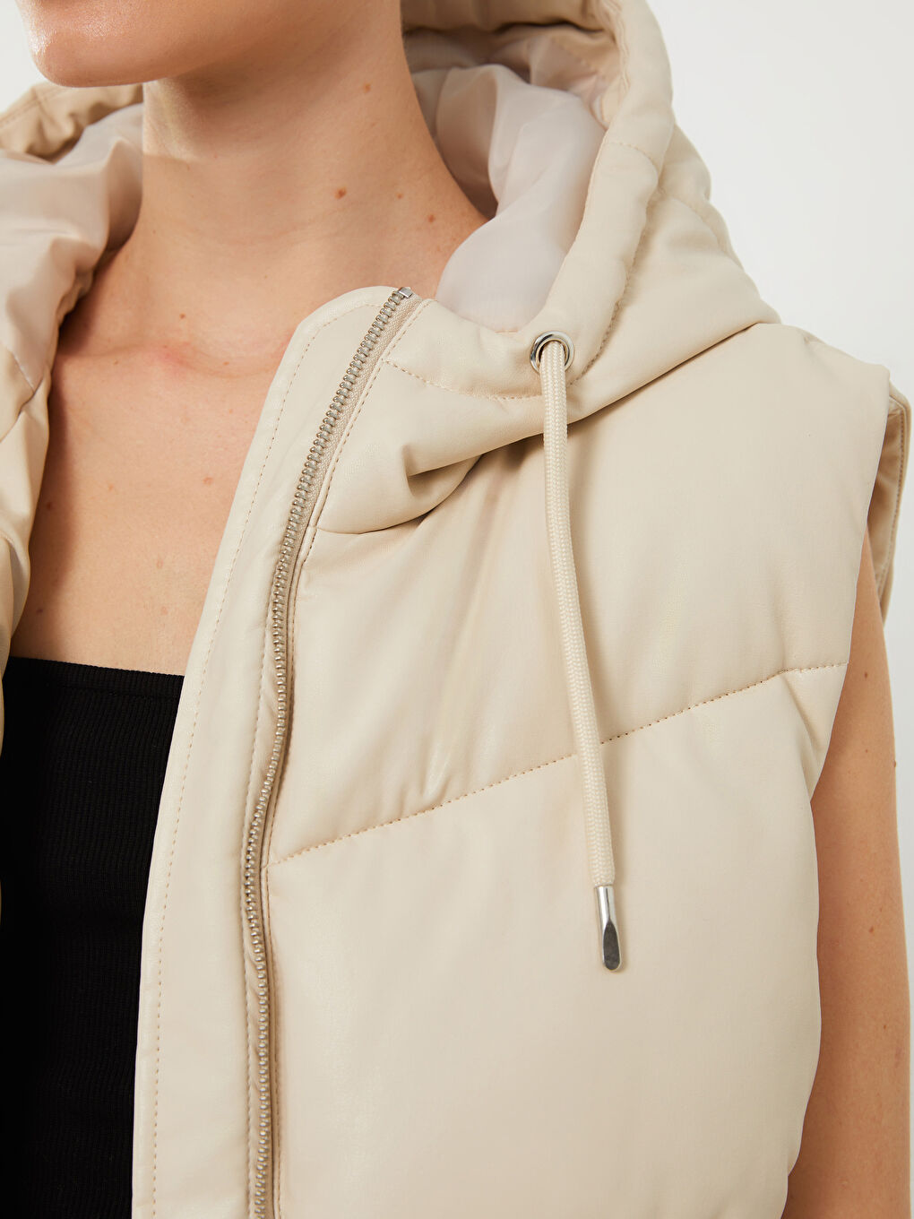 Bej Kapüşonlu Düz Deri Görünümlü Kadın Şişme Yelek-3