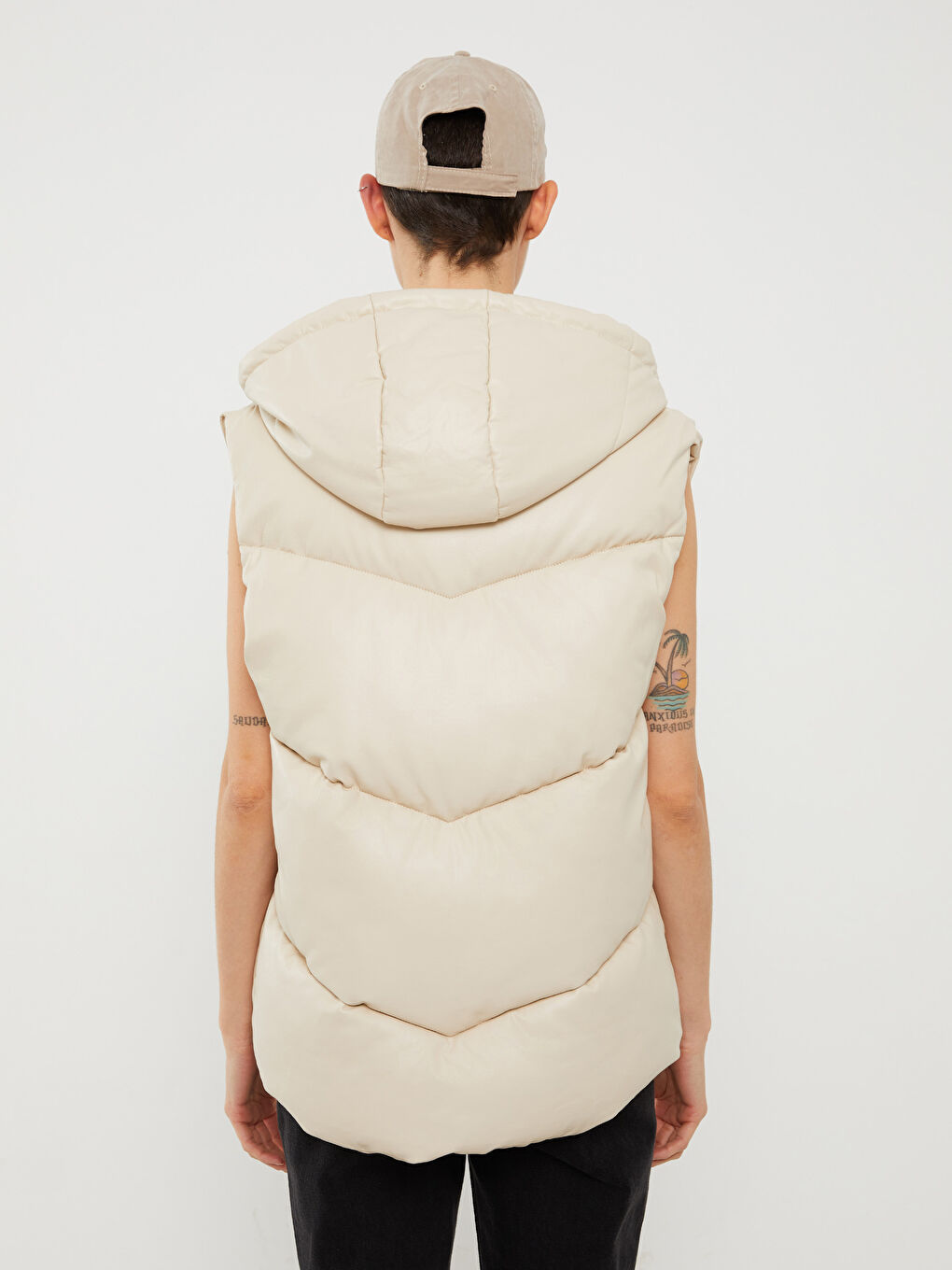 Bej Kapüşonlu Düz Deri Görünümlü Kadın Şişme Yelek-5