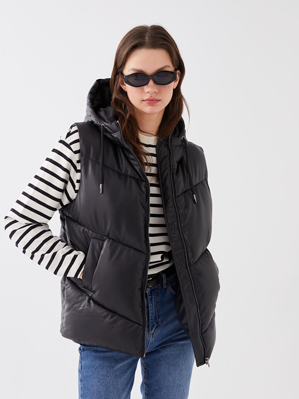 Siyah Kapüşonlu Düz Deri Görünümlü Kadın Şişme Yelek-1