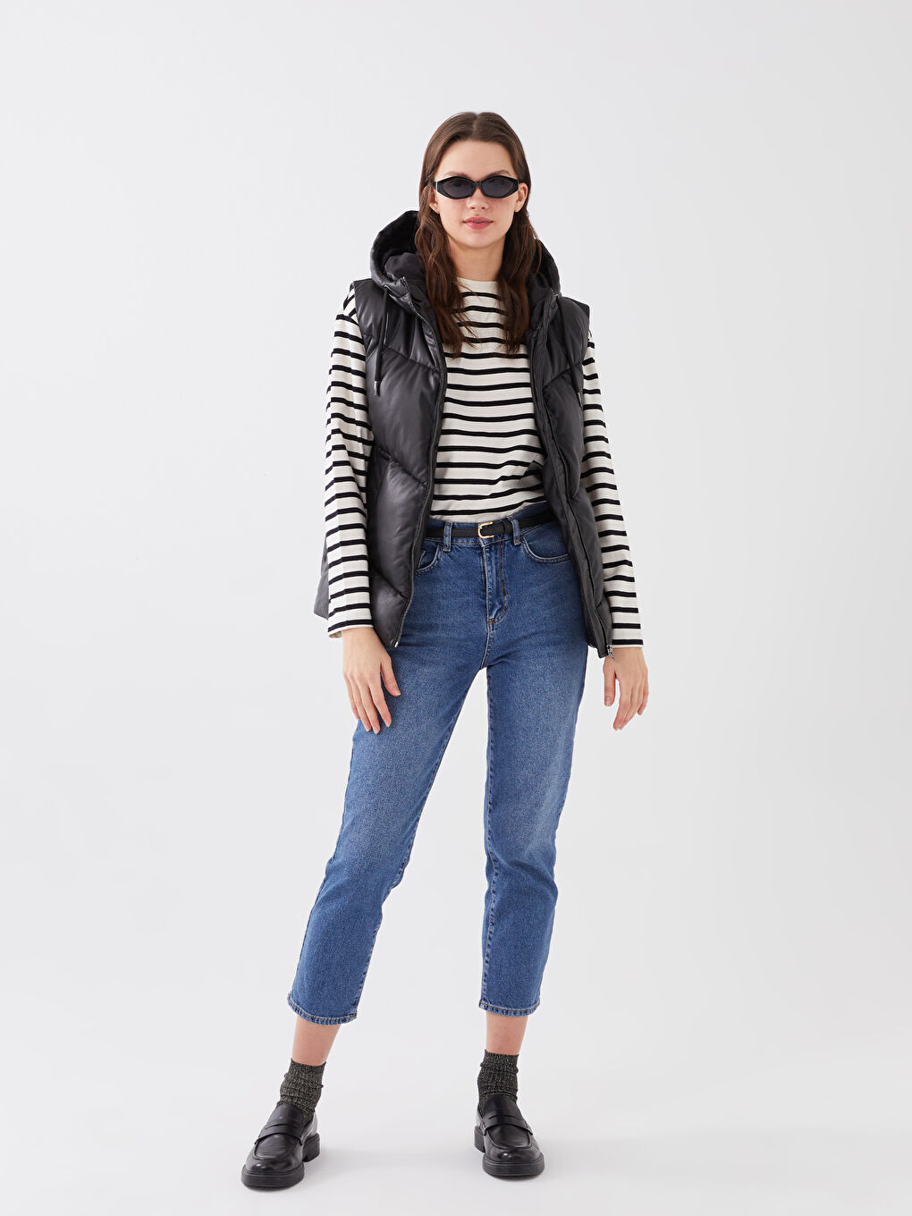 Siyah Kapüşonlu Düz Deri Görünümlü Kadın Şişme Yelek-2