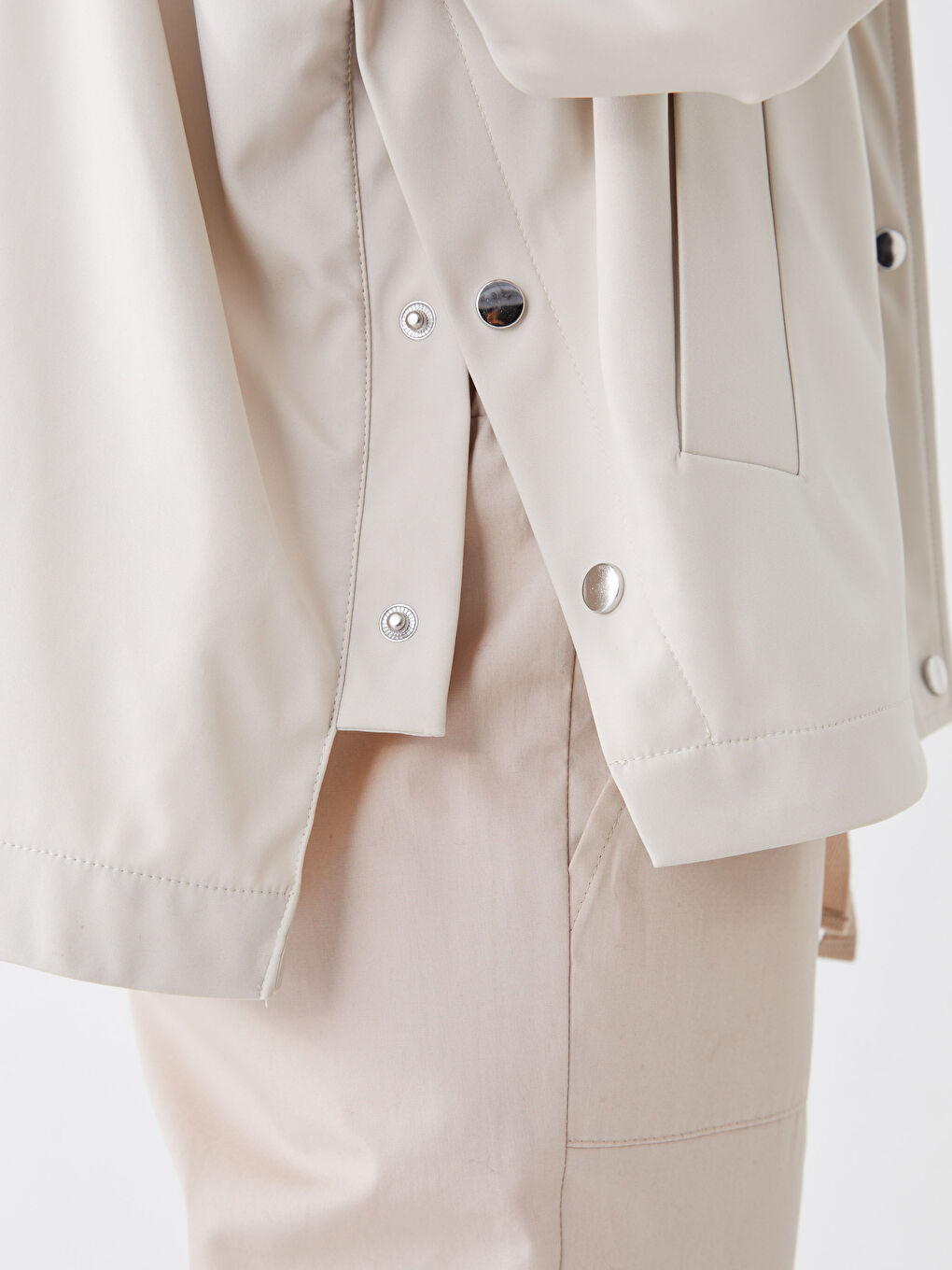 Bej Kapüşonlu Düz Oversize Kadın Yağmurluk-6