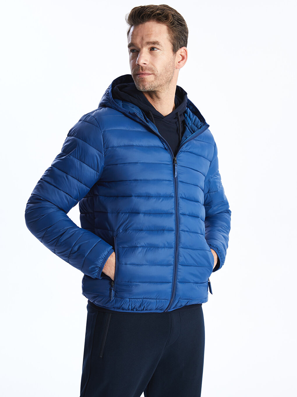 Пуховик стандартного кроя с капюшоном для мужчин