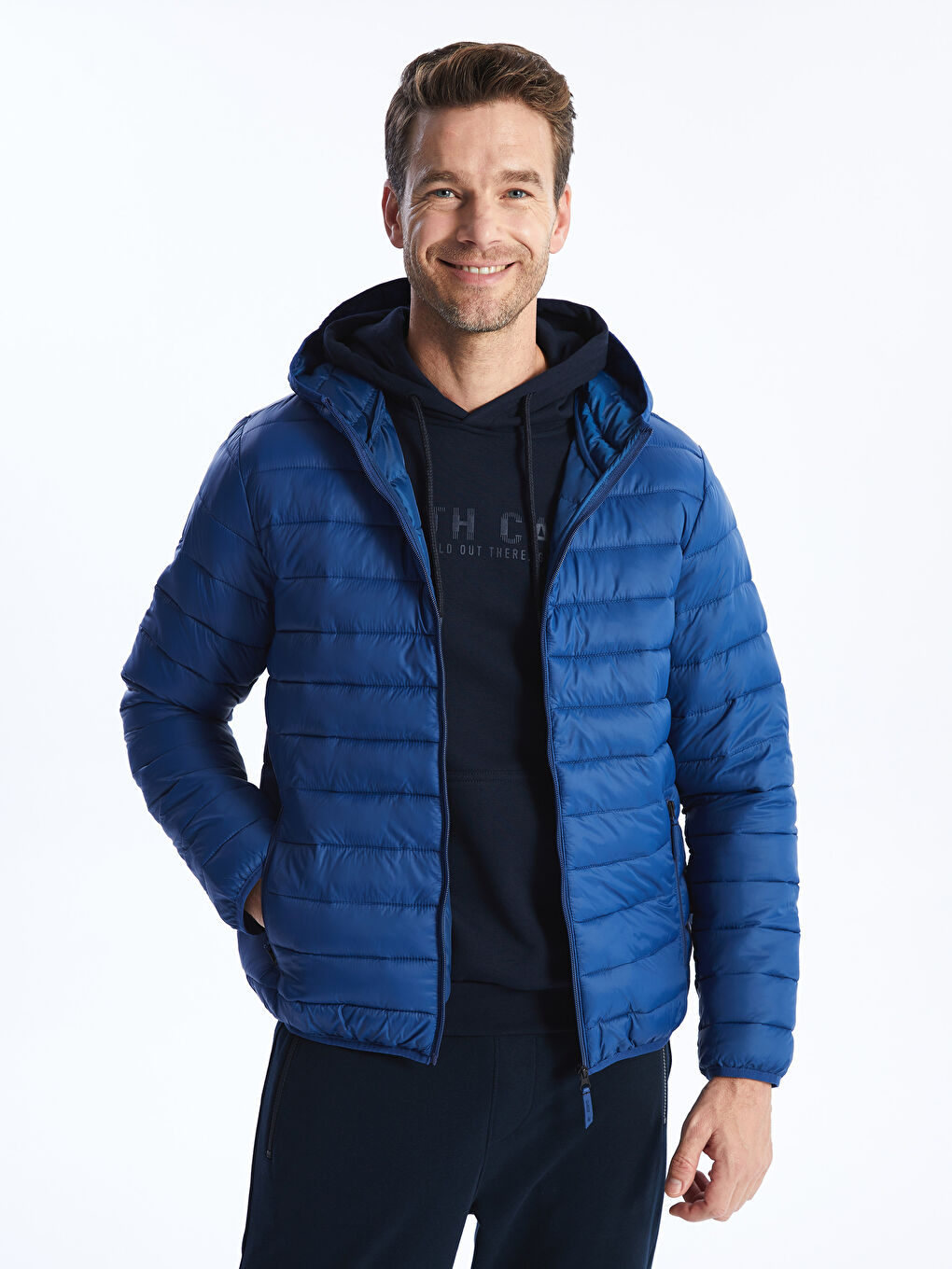 Пуховик стандартного кроя с капюшоном для мужчин-1