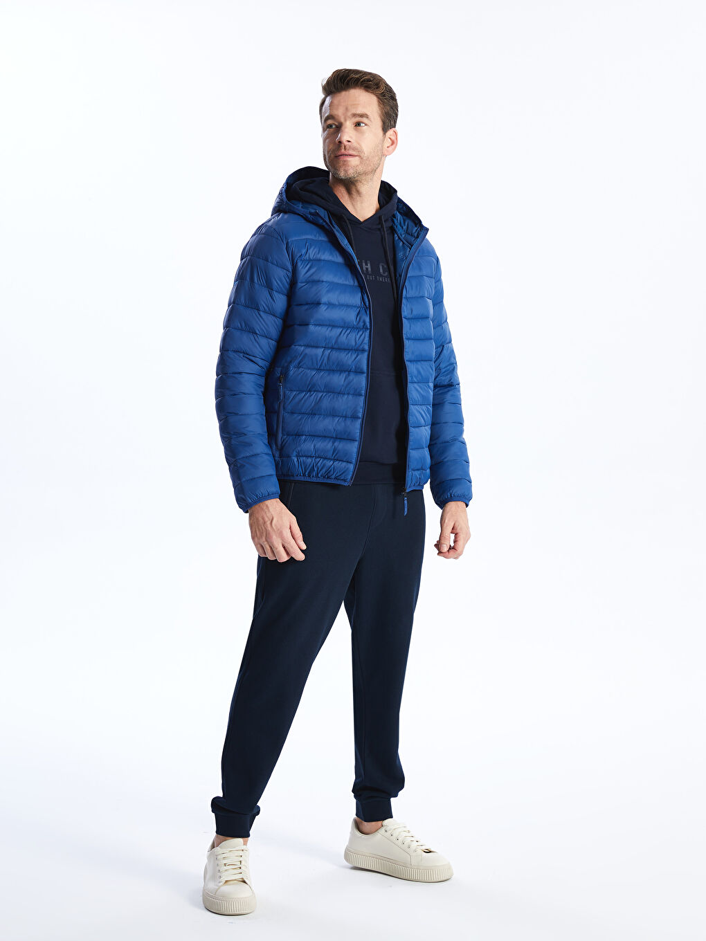 Пуховик стандартного кроя с капюшоном для мужчин-2