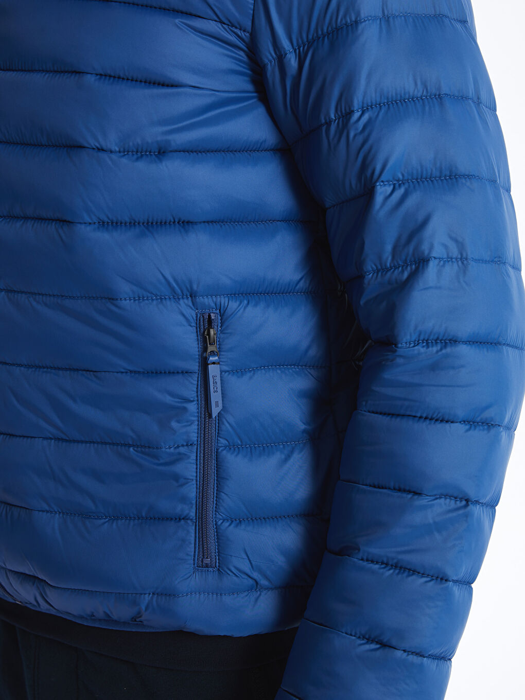 Пуховик стандартного кроя с капюшоном для мужчин-3