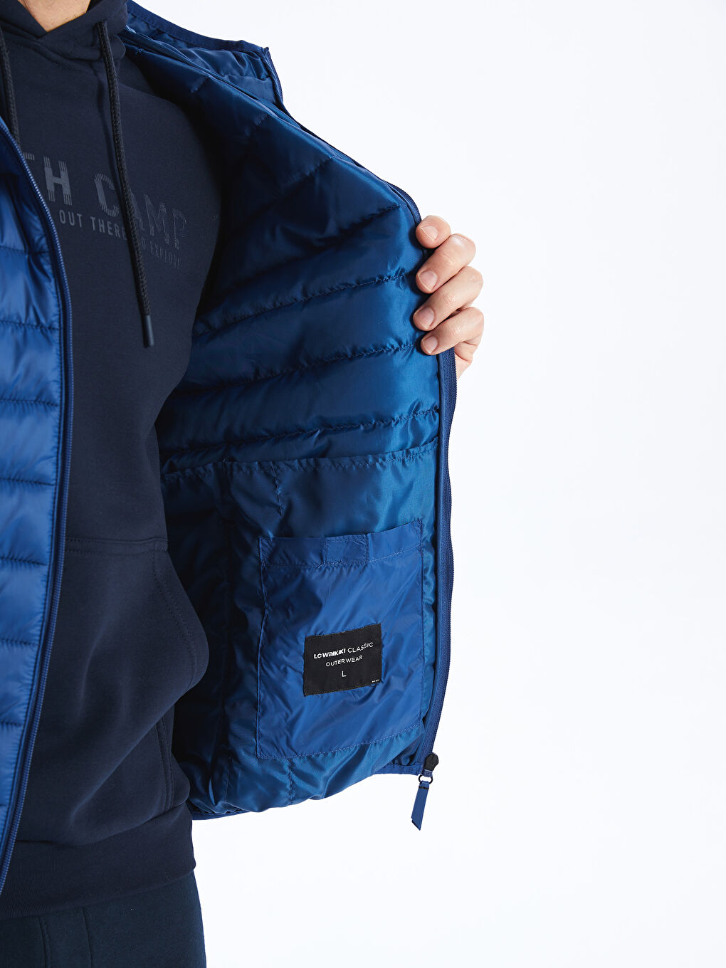 Пуховик стандартного кроя с капюшоном для мужчин-4