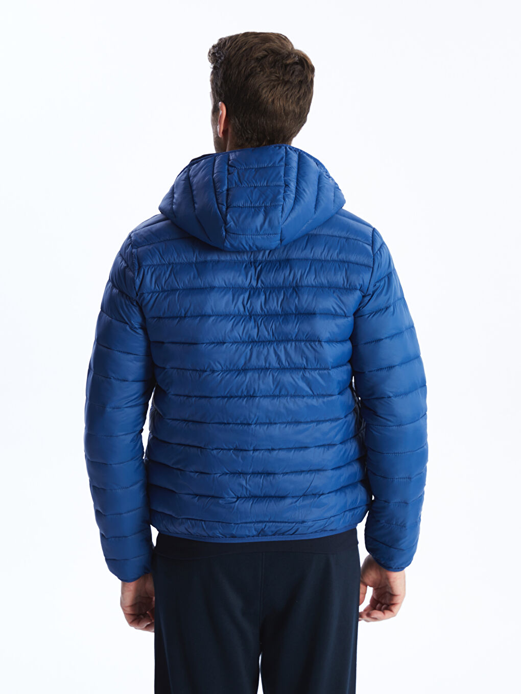 Пуховик стандартного кроя с капюшоном для мужчин-5