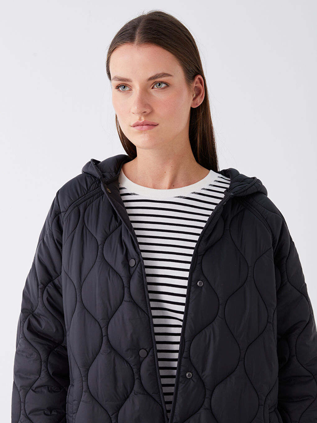 Siyah Kapüşonlu Kendinden Desenli Kadın Şişme Mont-2