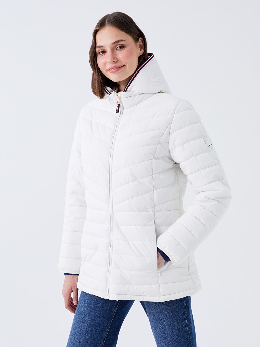 Beyaz Kadın Kapüşonlu Düz Şişme Mont