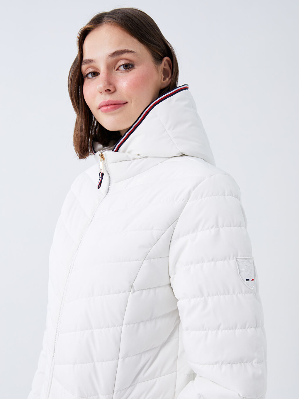 Beyaz Kadın Kapüşonlu Düz Şişme Mont-1