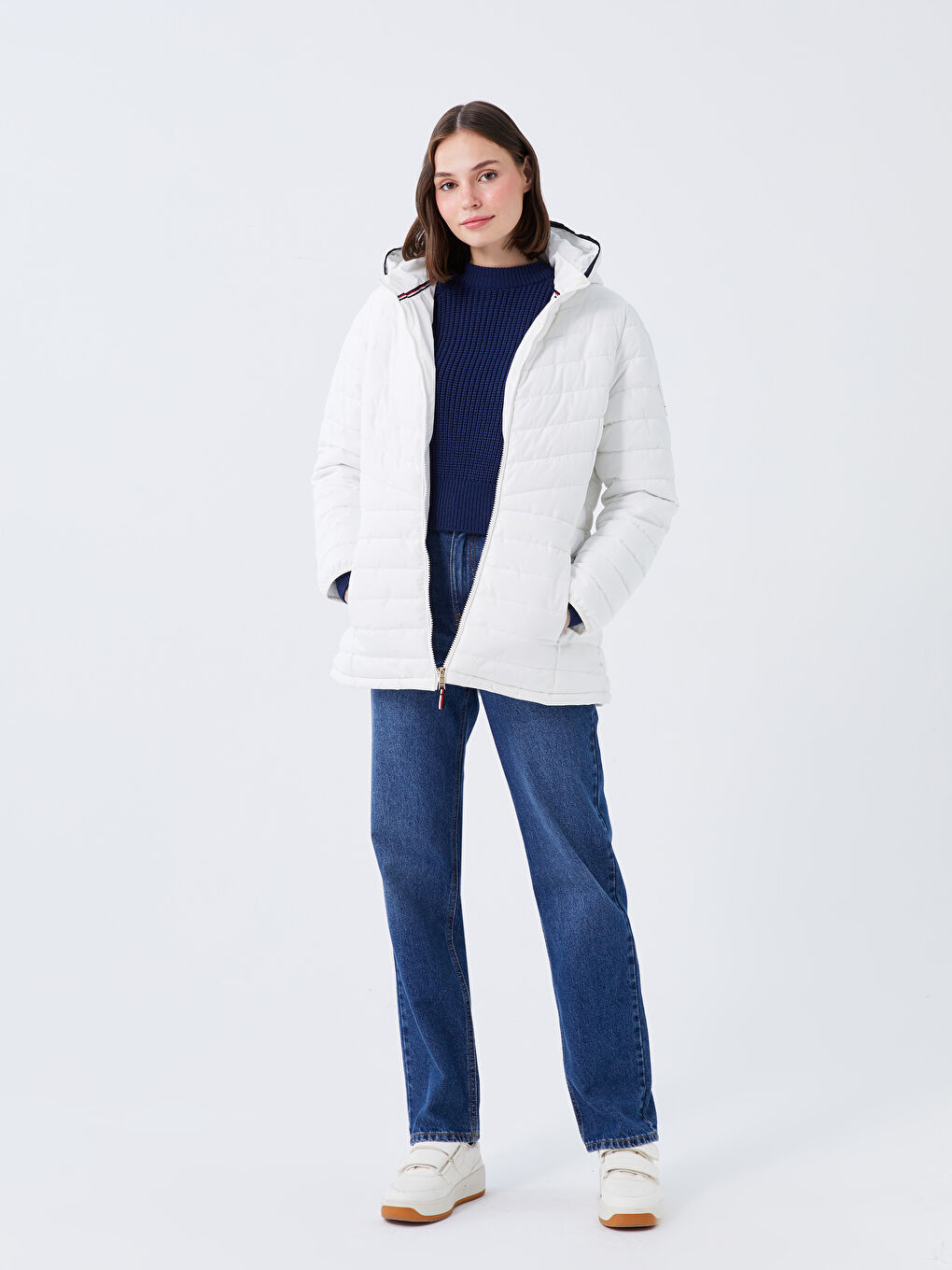 Beyaz Kadın Kapüşonlu Düz Şişme Mont-2