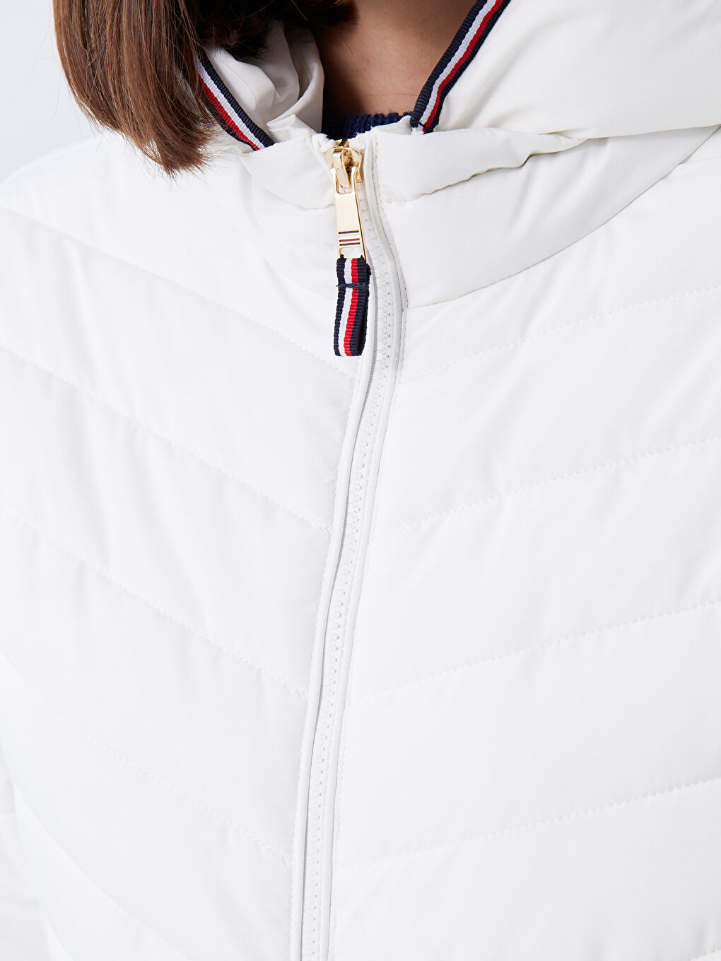 Beyaz Kadın Kapüşonlu Düz Şişme Mont-3