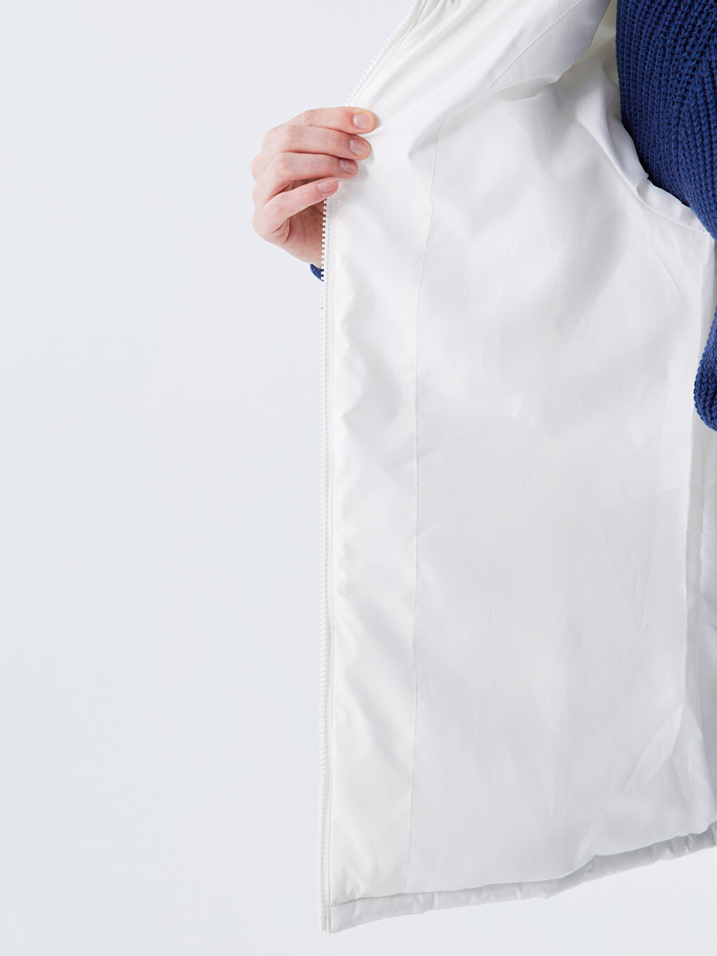 Beyaz Kadın Kapüşonlu Düz Şişme Mont-4