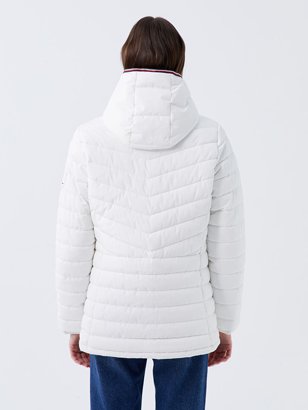 Beyaz Kadın Kapüşonlu Düz Şişme Mont-5