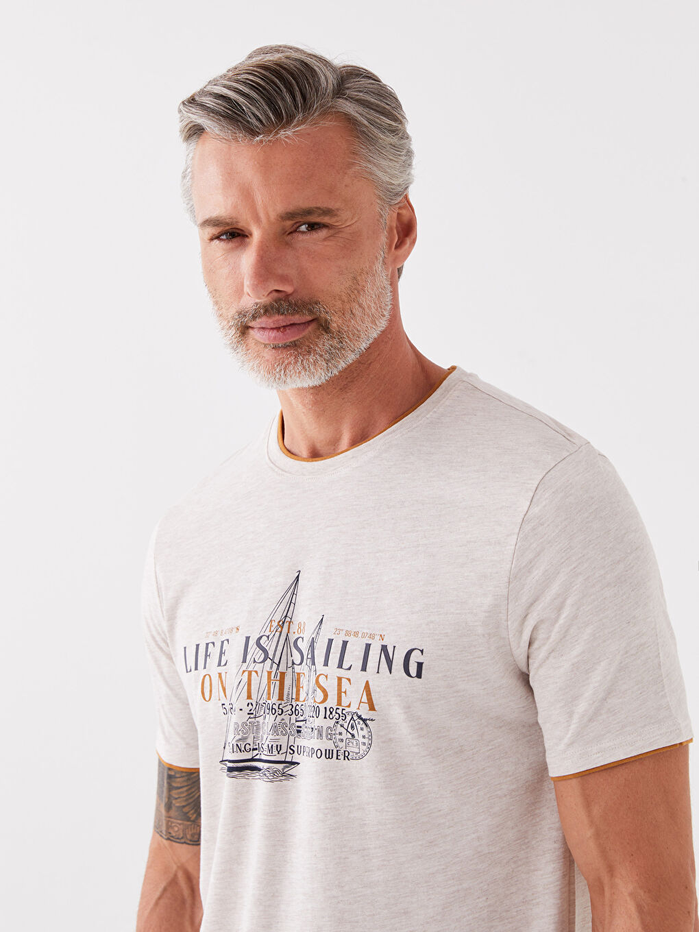 Bej Bisiklet Yaka Kısa Kollu Baskılı Penye Erkek Tişört