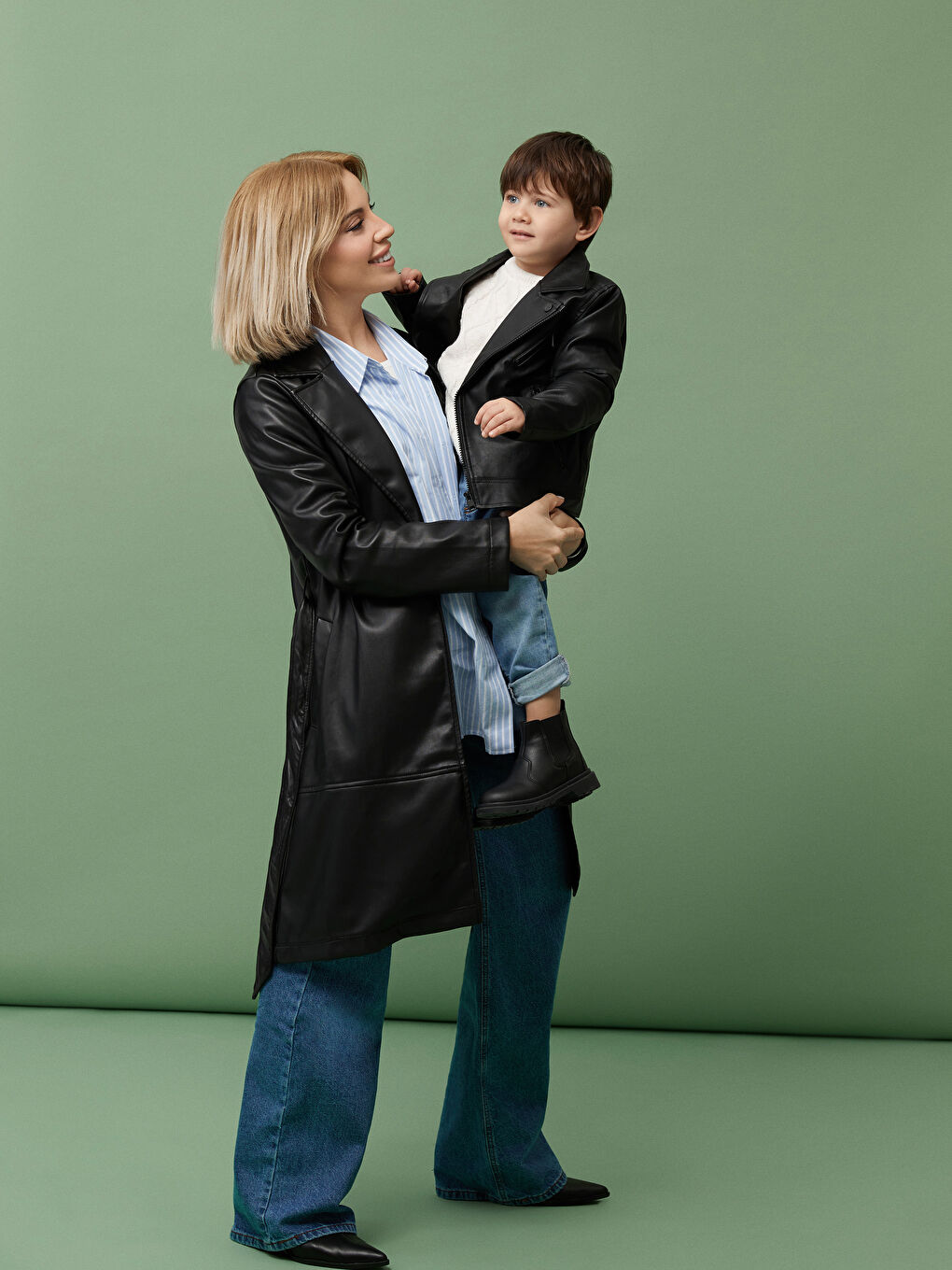 Siyah Ceket Yaka Düz Uzun Kollu Deri Görünümlü Kadın Trençkot