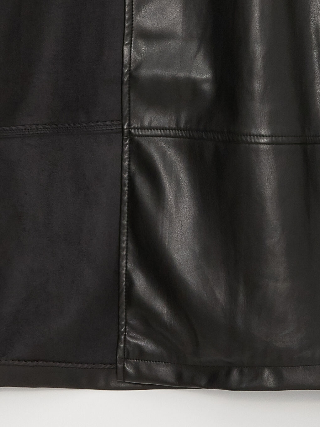 Siyah Ceket Yaka Düz Uzun Kollu Deri Görünümlü Kadın Trençkot-10