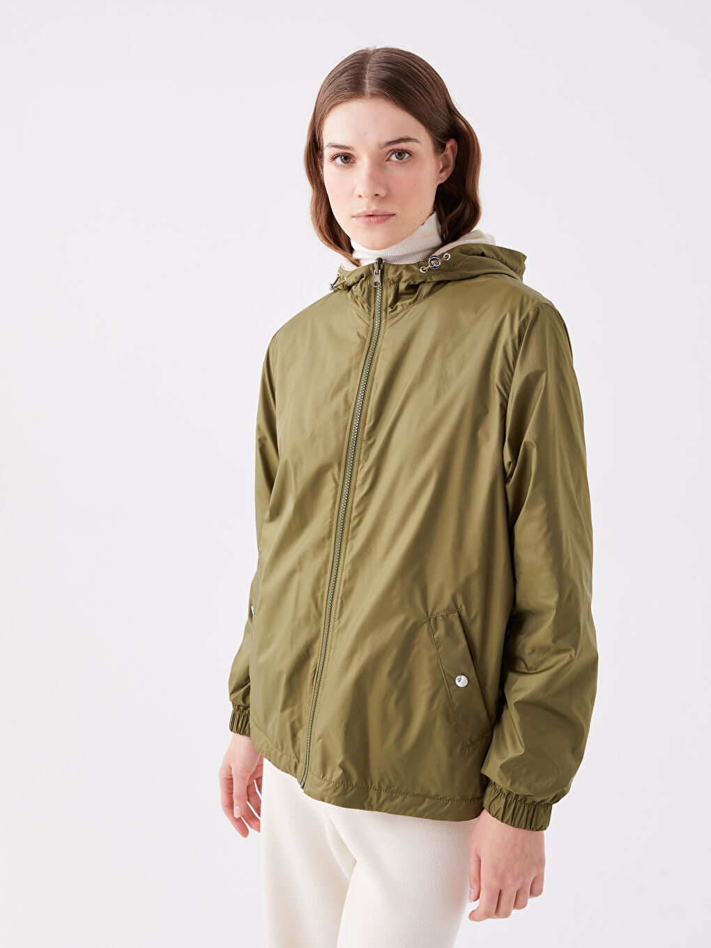 پالتۆی بەر بارانی کڵاودار سادە بۆ ژنان