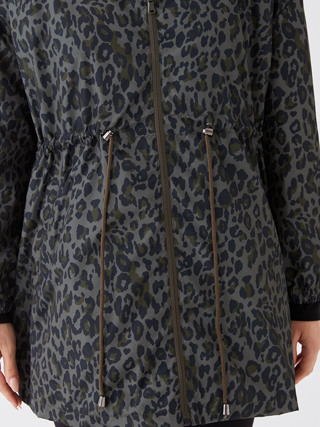 Haki Kapüşonlu Baskılı Uzun Kollu Oversize Kadın Yağmurluk-3